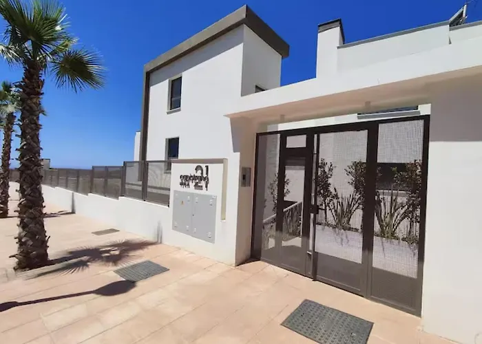 Private Garden Retreat With Pool, Walk To Apartament